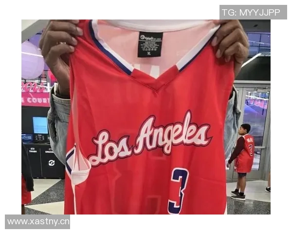 孙兴慜携快船定制球衣展现笑容梦幻联动引发球迷热议