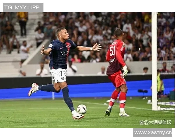 绝平巴黎伊桑与姆巴佩庆祝合影展现兄弟情深与奋斗历程