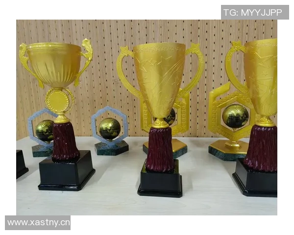 弗拉门戈球迷欢庆夺冠喜悦中奖杯疑似受损引发关注 弗拉门戈球迷欢庆夺冠喜悦中奖杯疑似受损引发关注