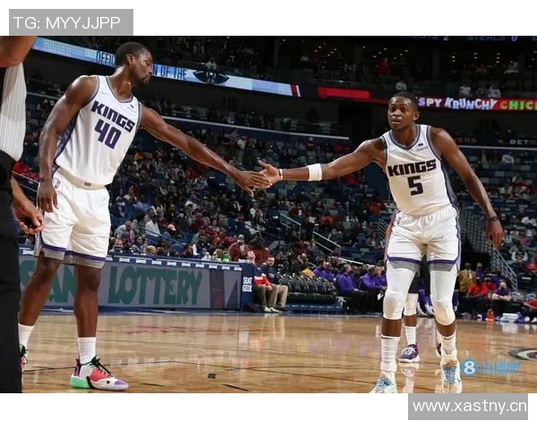 福克斯半场火力全开11投6中斩获15分4篮板4助攻表现出色 福克斯半场火力全开11投6中斩获15分4篮板4助攻表现出色