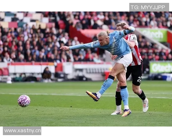 哈兰德错失绝佳机会左脚推射被大马丁轻松扑住